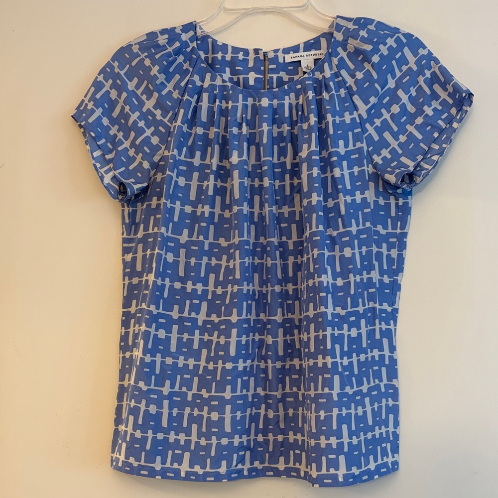 Banana Republic Blue and White Geometric Pattern Silk Blouse, size small‎